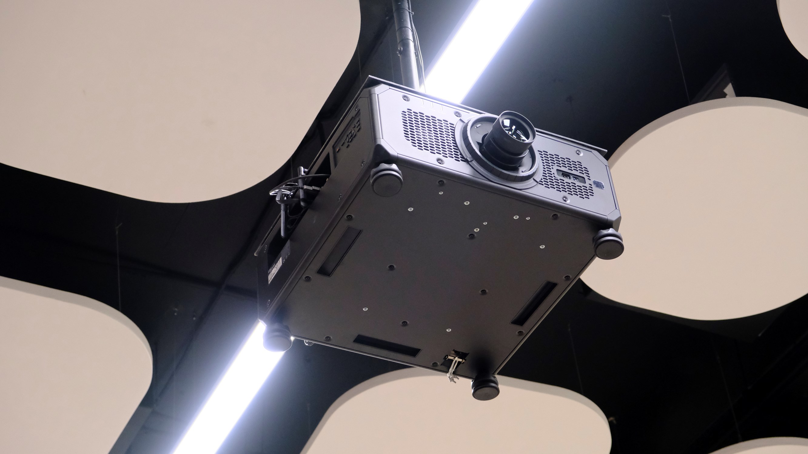 AV INTEGRATION FOR A 210-SEAT CORPORATE TRAINING AMPHITHEATER WITH OPTOMA’S BRIGHTEST PROAV PROJECTOR